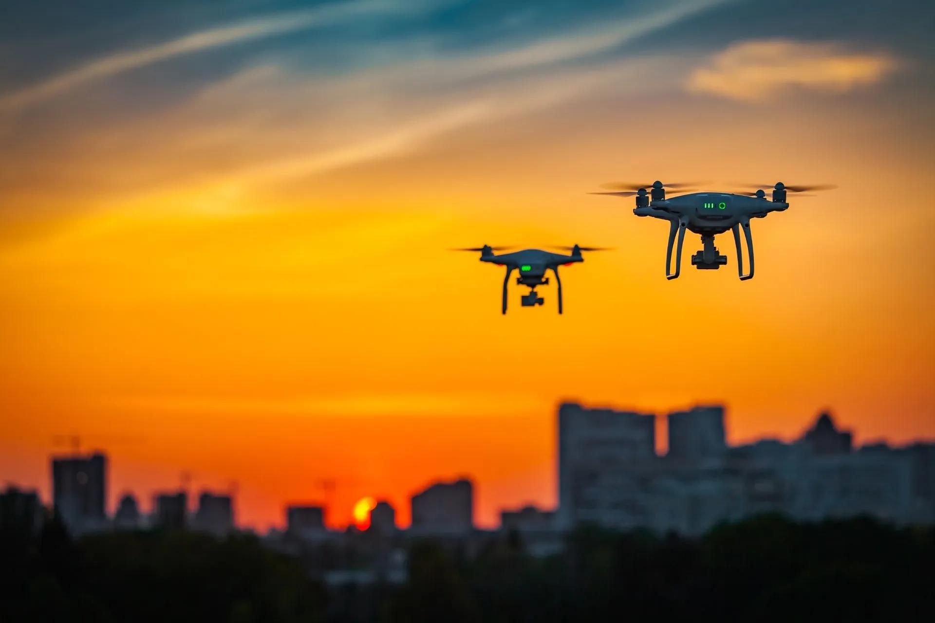 Drones au coucher du soleil